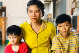 Chồng mất, người vợ ung thư gắng gượng từng ngày nuôi hai con nhỏ