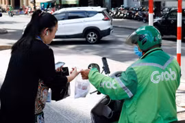 Yêu cầu Grab cung cấp thông tin về căn cứ để thu “phụ phí nắng nóng”