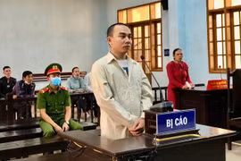 Người đàn ông nhẫn tâm tẩm xăng đốt con trai ruột vì không gặp được vợ