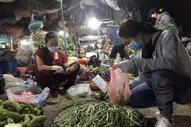 Người dân Thủ đô “đổ xô” đi chợ đầu mối để tiết kiệm chi phí