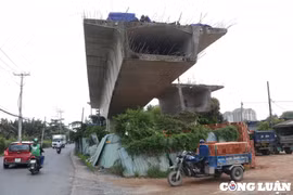 Người dân TP. HCM khổ sở vì cầu Nam Lý ‘đắp chiếu’ nhiều năm: “Tôi từng phá sản vì nó”