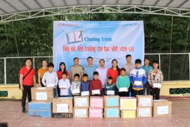 Báo Điện tử VietnamPlus hỗ trợ nhiều học sinh nghèo miền núi trước thềm năm học mới