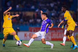 Đánh bại Sông Lam Nghệ An 2-1, Hà Nội FC giữ vững ngôi đầu V.League 2022