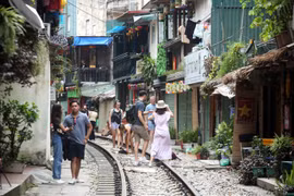 Hà Nội: Cảnh báo mất an toàn khi check-in tại phố cà phê đường tàu