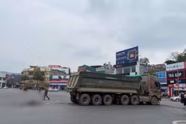 Lào Cai: Va chạm với xe tải, người phụ nữ tử vong