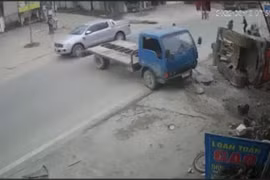 Nghệ An: Xe tải chở cẩu múc lao vào nhà dân, 1 người tử vong