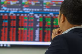 Cổ phiếu ngân hàng đồng loạt bán tháo, Vn-Index lao dốc