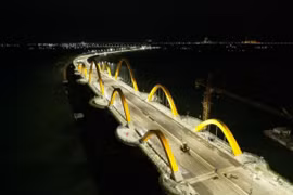 Cầu Tình Yêu trên vịnh Cửa Lục đã sẵn sàng phục vụ người dân