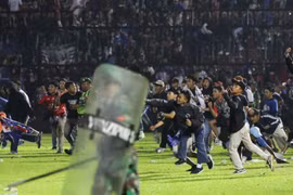 Hơn 300 người thương vong trong vụ giẫm đạp tại SVĐ bóng đá ở Indonesia