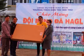 Học sinh Trường THCS dân tộc nội trú H.Đak Đoa nhận quà và học bổng từ các nhà hảo tâm