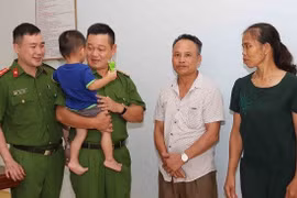 Mẹ 9X mang con đẻ đi bán
