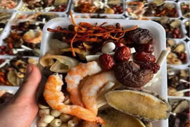 Hậu Covid, F0 thi nhau mua set đồ hải sản, đông trùng hạ thảo về bồi bổ