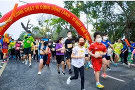 Hơn 4.000 vận động viên chạy bộ vì một Huế xanh