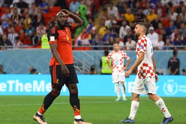 Lukaku "giận cá chém thớt", đấm vỡ kính khu kỹ thuật