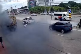 Lốp xe phát nổ kinh hoàng, bắn lên không trung như "tên lửa"