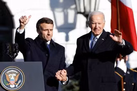 Hai ông Biden và Macron muốn đối thoại với ông Putin để chấm dứt cuộc chiến ở Ukraine