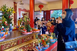 Sau nhiều ngày vái vọng người dân đã được vào lễ Phủ Tây Hồ