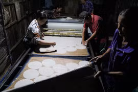 Làng nghề bánh phồng “đỏ lửa” ngày cận Tết