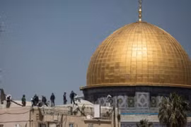 Người Palestine đụng độ với cảnh sát Israel tại thánh địa Jerusalem