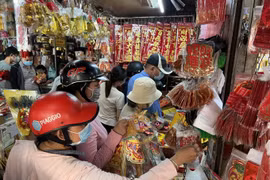 Chợ 'cõi âm' lớn nhất TP. HCM buôn bán tấp nập trước ngày ông Công ông Táo