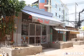 Đường Nguyễn Văn Công chậm tiến độ xây dựng, người dân buôn bán dưới đống phế liệu chất chồng