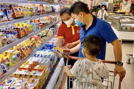 Thị trường quà tặng sôi động, siêu thị giảm giá sâu dịp 20/10