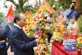 Chủ tịch nước Nguyễn Xuân Phúc dâng hương tưởng niệm, tri ân các bậc tiền bối tại Nghệ An