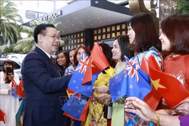Chủ tịch Quốc hội đến thành phố Auckland, bắt đầu thăm chính thức New Zealand