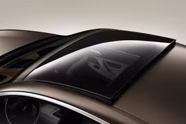 Xe điện của BMW có thể sạc bằng cửa sổ trời và kính chắn gió