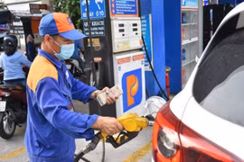 Giá xăng tăng cao kỷ lục, thêm 1.500 đồng/lít