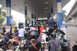Lo xăng tăng buổi chiều, nhiều người dân Thủ đô tranh thủ đổ xăng từ sáng sớm