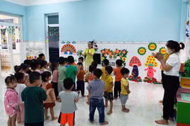 Đón trẻ mầm non đi học lại sau Tết: Trường mầm non lo phụ huynh “quay lưng”, ngại giáo viên bỏ nghề