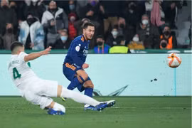 Eden Hazard tỏa sáng, Real Madrid ngược dòng kịch tính trước Elche