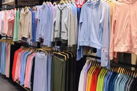 Thời tiết oi nóng, thị trường đồ chống nắng đắt khách ngày hè