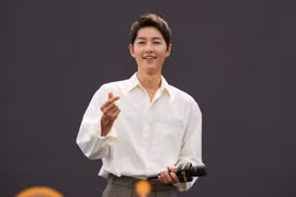 Song Joong Ki yêu bạn gái người Anh sau khi ly hôn Song Hye Kyo