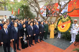 Lãnh đạo TP Hà Nội dâng hương tại Đài tưởng niệm Khâm Thiên