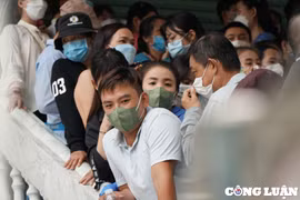 Hàng trăm người dậy từ sớm, xếp hàng dài chờ cấp hộ chiếu mới