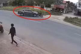 Ô tô "đứng hình", xe máy vẫn lao thẳng vào đầu, tài xế gặp họa