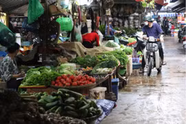 Rau, thịt chạy theo đà tăng giá xăng, người tiêu dùng lo lắng chi tiêu