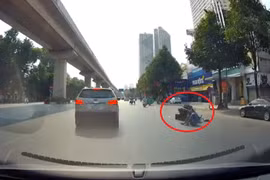 Xe máy lách làn va trúng ô tô, dân mạng tranh cãi ai đúng, ai sai