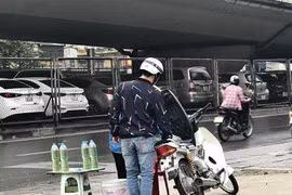 Hà Nội yêu cầu giải quyết triệt để việc bán xăng dầu tự phát trên các tuyến đường