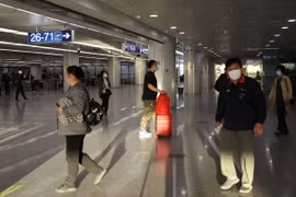 Trung Quốc có thể rút ngắn thời gian cách ly COVID-19 với du khách