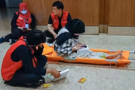 Lại xảy ra giẫm đạp ở Indonesia, 30 người ngất xỉu