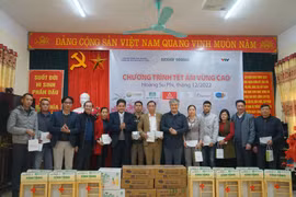 Báo Sức khoẻ và Đời sống tặng quà cho 10 trạm y tế của huyện Hoàng Su Phì