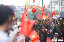 Hà Nội: Người dân "đội mưa" đưa con, em mình lên đường nhập ngũ