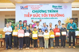 Hỗ trợ sách giáo khoa cho học sinh DTTS có hoàn cảnh khó khăn ở Gia Lai