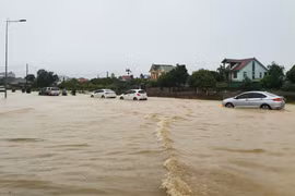 Mưa xối xả, nhiều nơi ở Nghệ An bị ngập lụt, thủy điện xả lũ