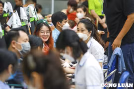 Hà Nội: Người dân xếp hàng dài tham gia hiến máu "Trung thu cho em"
