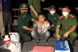 Bắt đối tượng vận chuyển hơn 19.000 viên ma túy về Việt Nam tiêu thụ