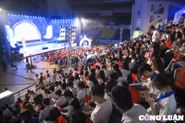 Hàng nghìn học sinh, sinh viên xếp hàng gặp mặt VĐV SEA Games 31